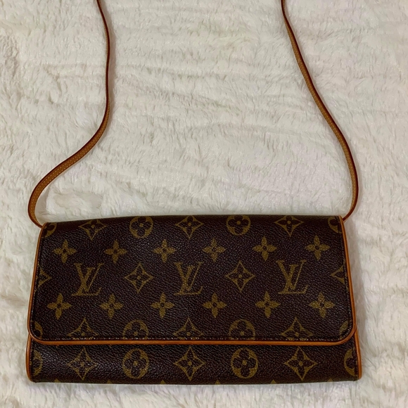 Pre Loved Louis Vuitton Pochette Twin - Picture 1 of 6
